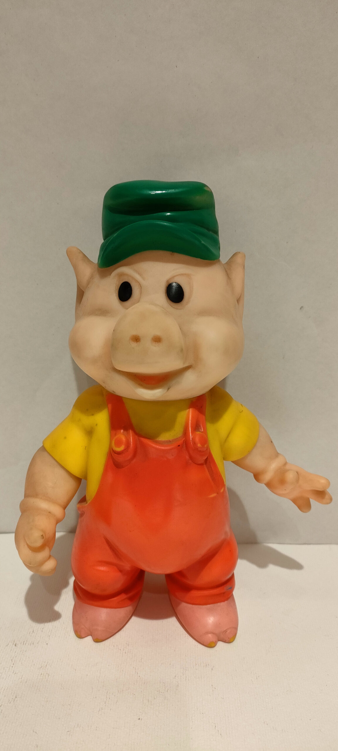 Porcellino Jimmy (Cappello con Frontino) – Muratore – Vestito Giallo – Salopette Rossa (3 Porcellini)