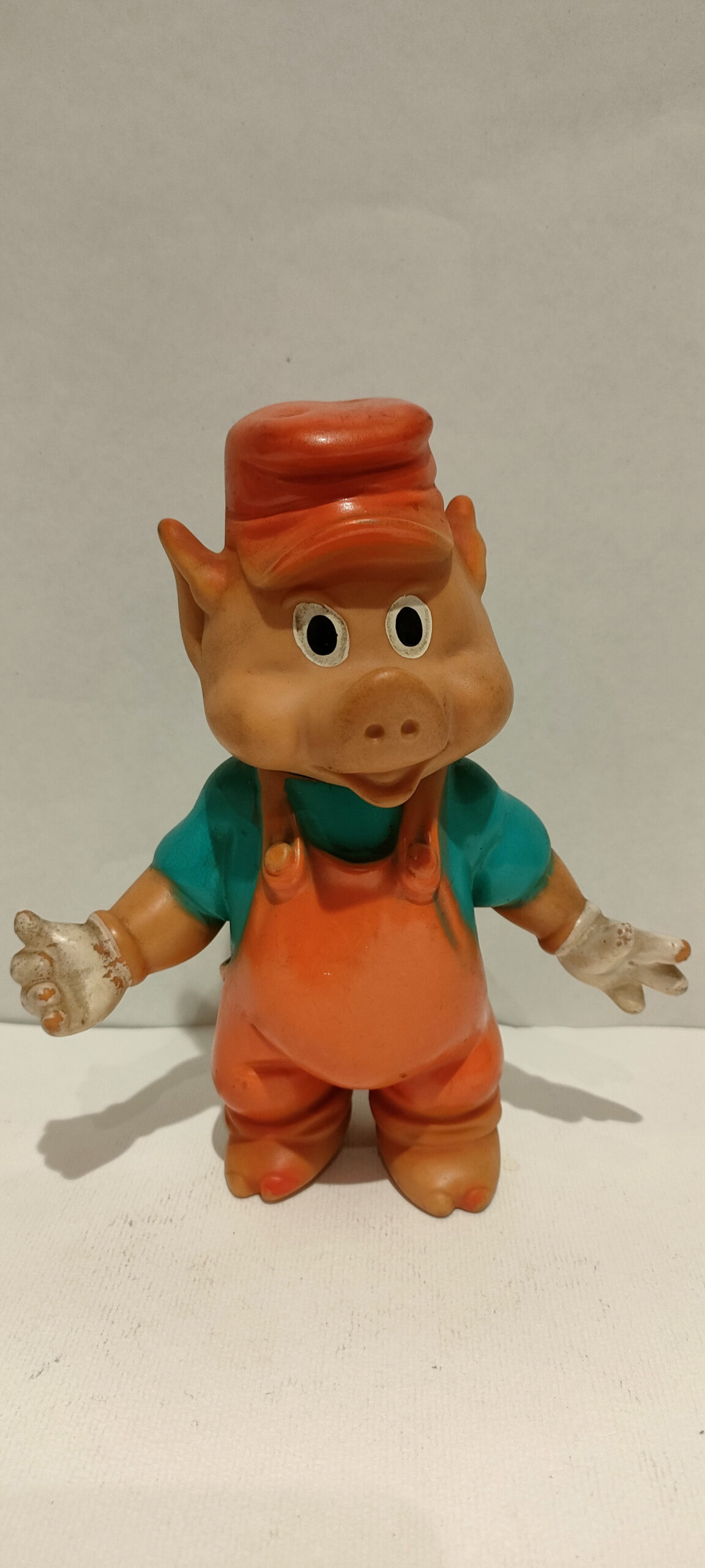 Porcellino Jimmy – Salopette Arancione – Maglia Verde (3 Porcellini)