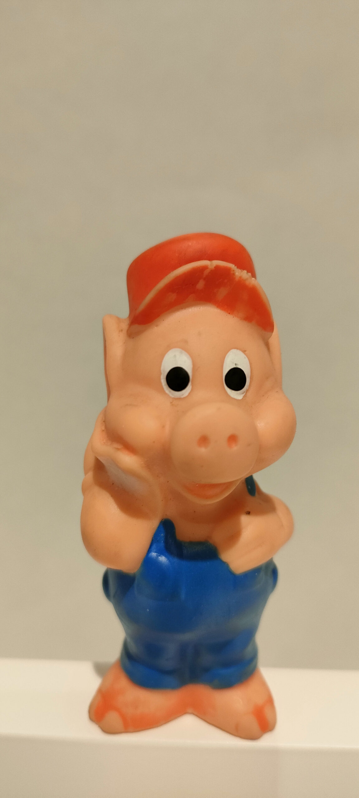Porcellino Jimmy – Salopette Blu – Cappello Rosso (3 Porcellini)