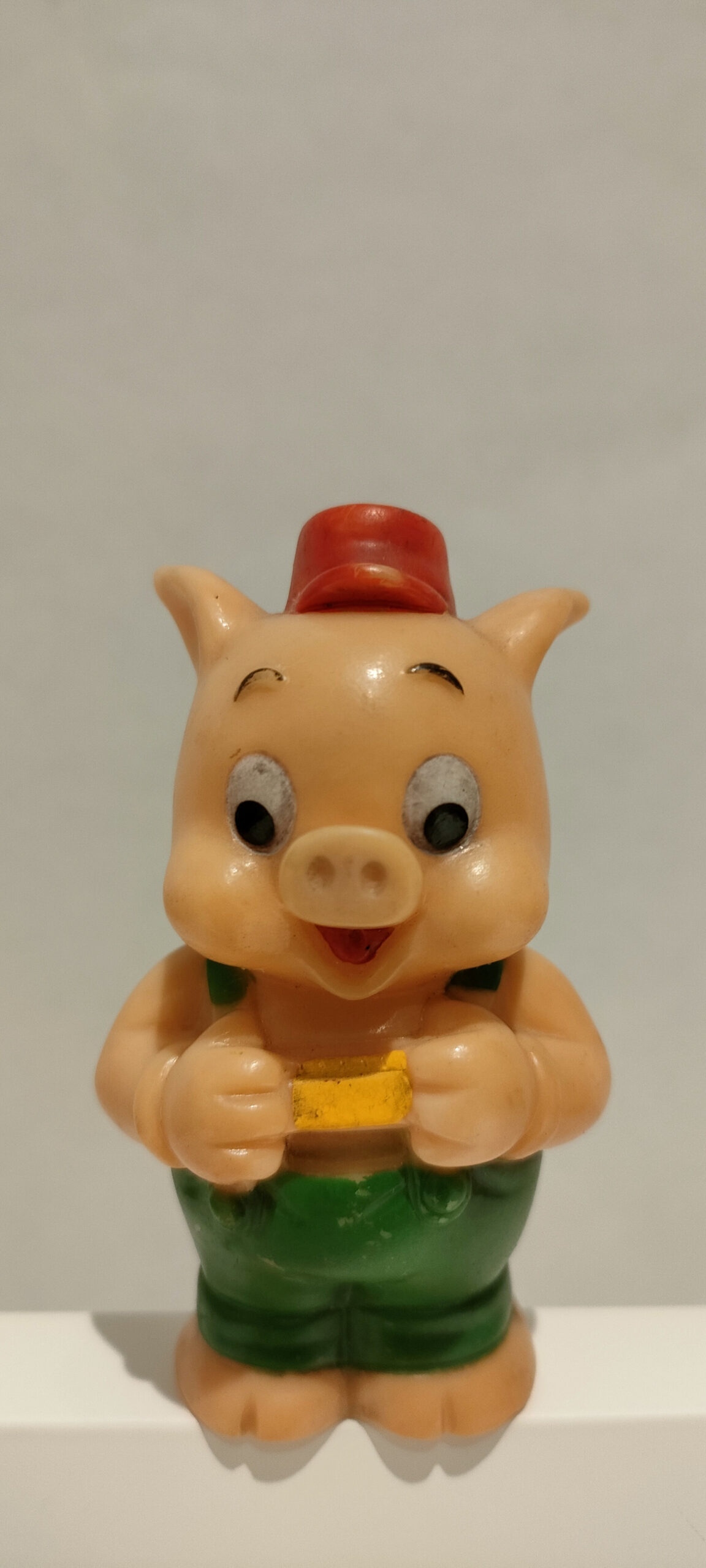 Porcellino Jimmy – Salopette Verde – Cappello Rosso (3 Porcellini)