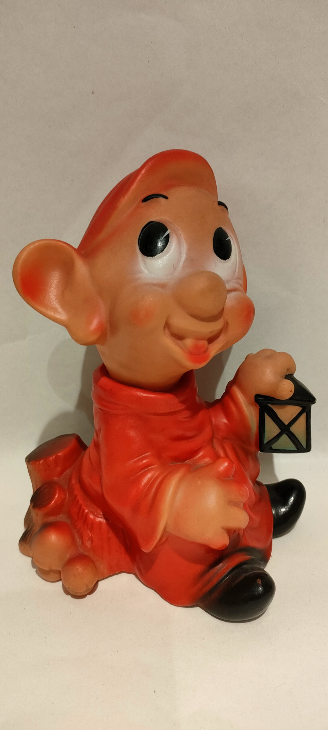 Cucciolo – Vestito Rosso – Con Lanterna- Biancaneve e i 7 Nani