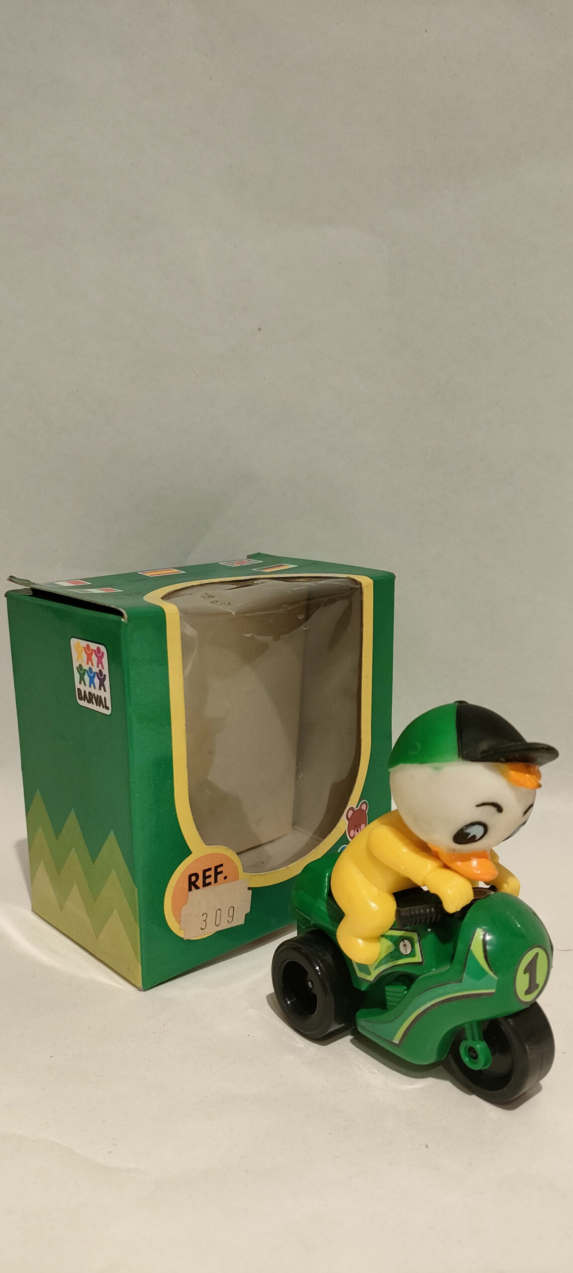 Qua – Maglia Verde – In Moto – In Box