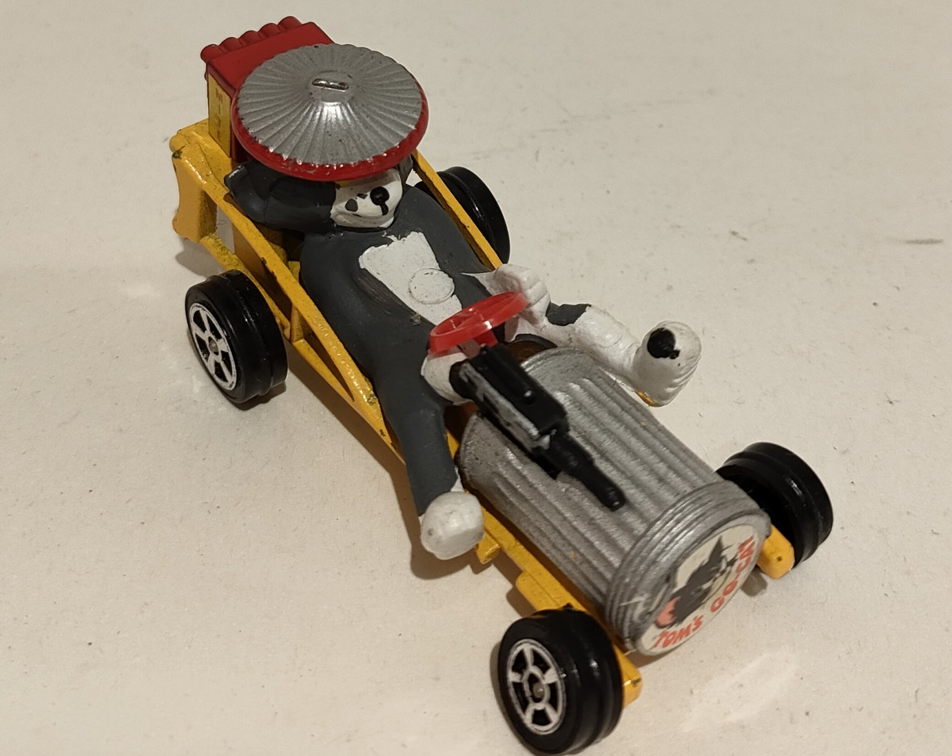 Tom – In Auto Gialla – Scala 1:43