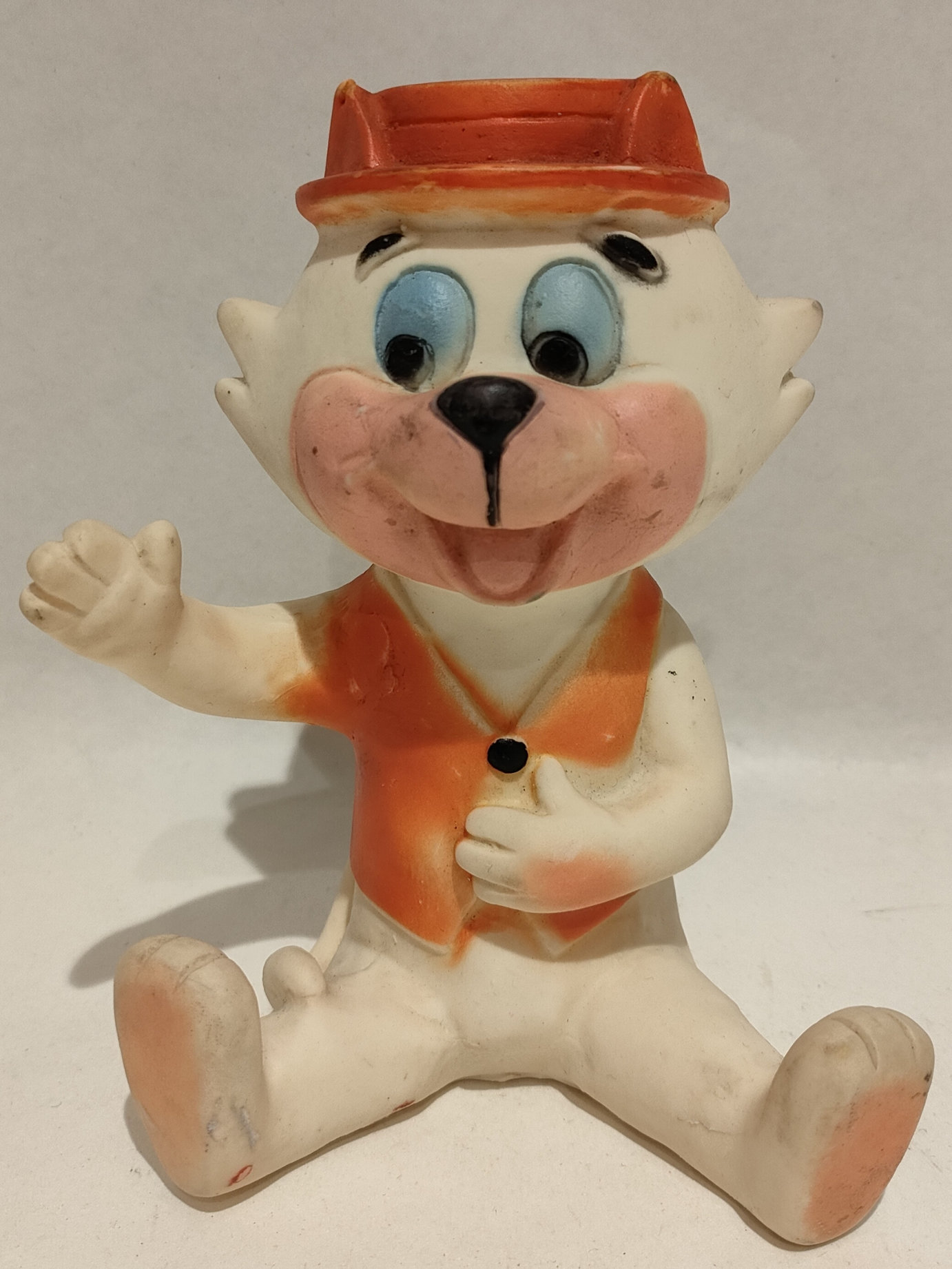 Top Cat – Seduto – Gilet e Cappello Arancio