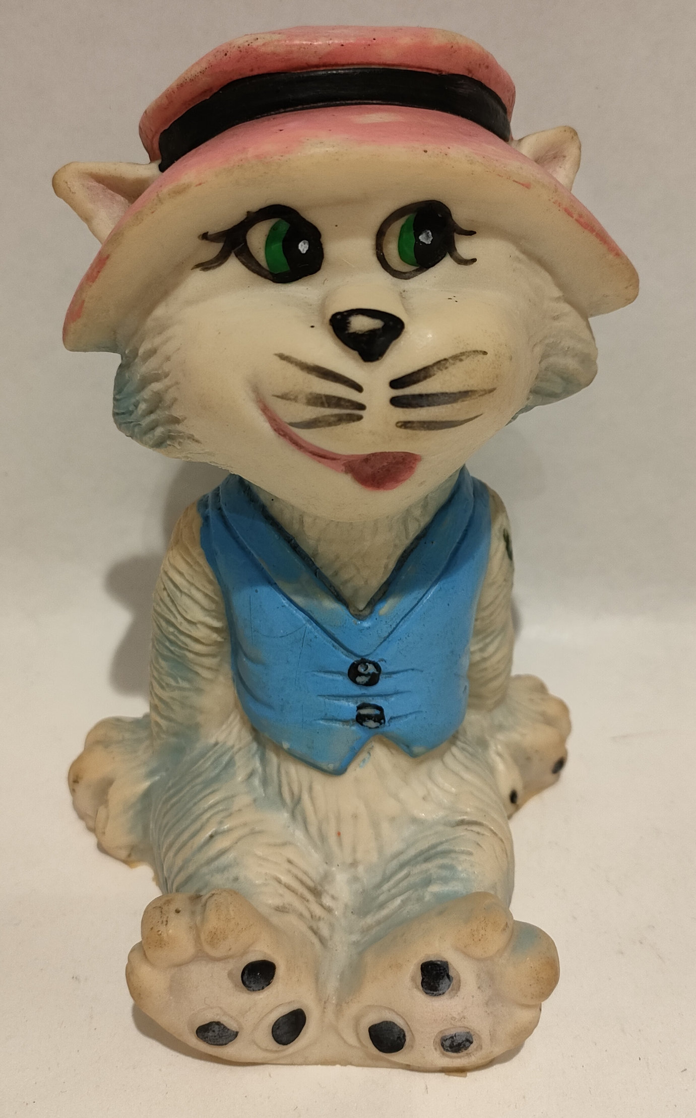 Top Cat – Seduto – Gilet Azzurro e Cappello Rosa