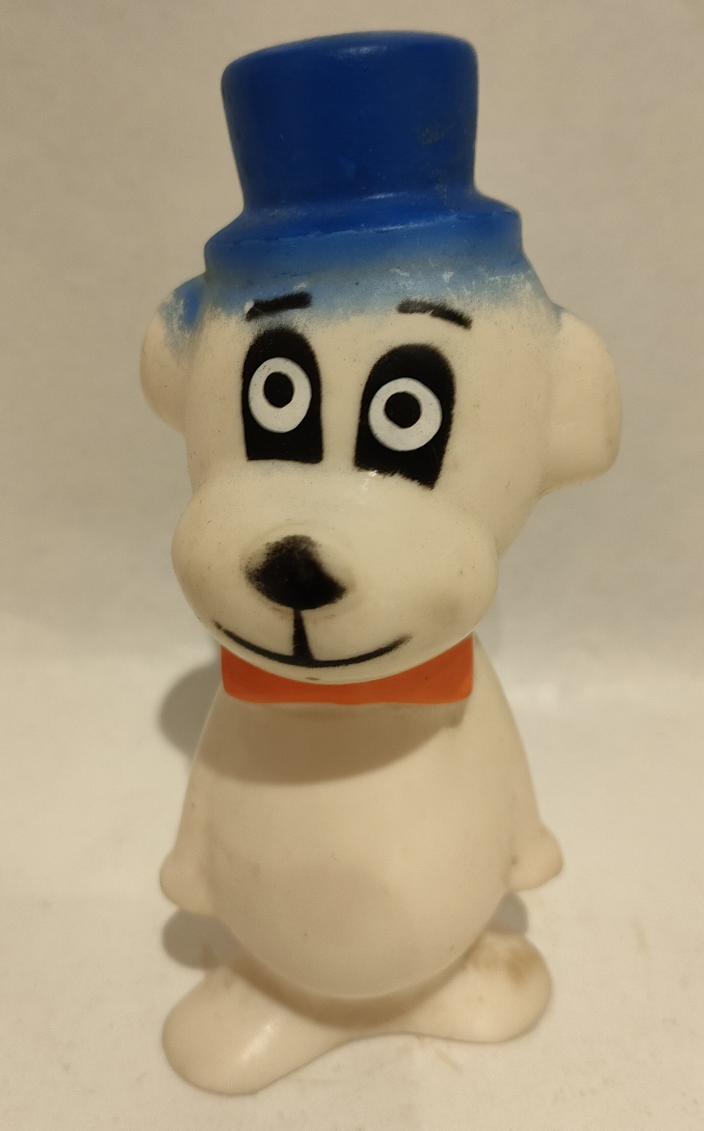 Yoghy Bianco – Con Cappello Blu