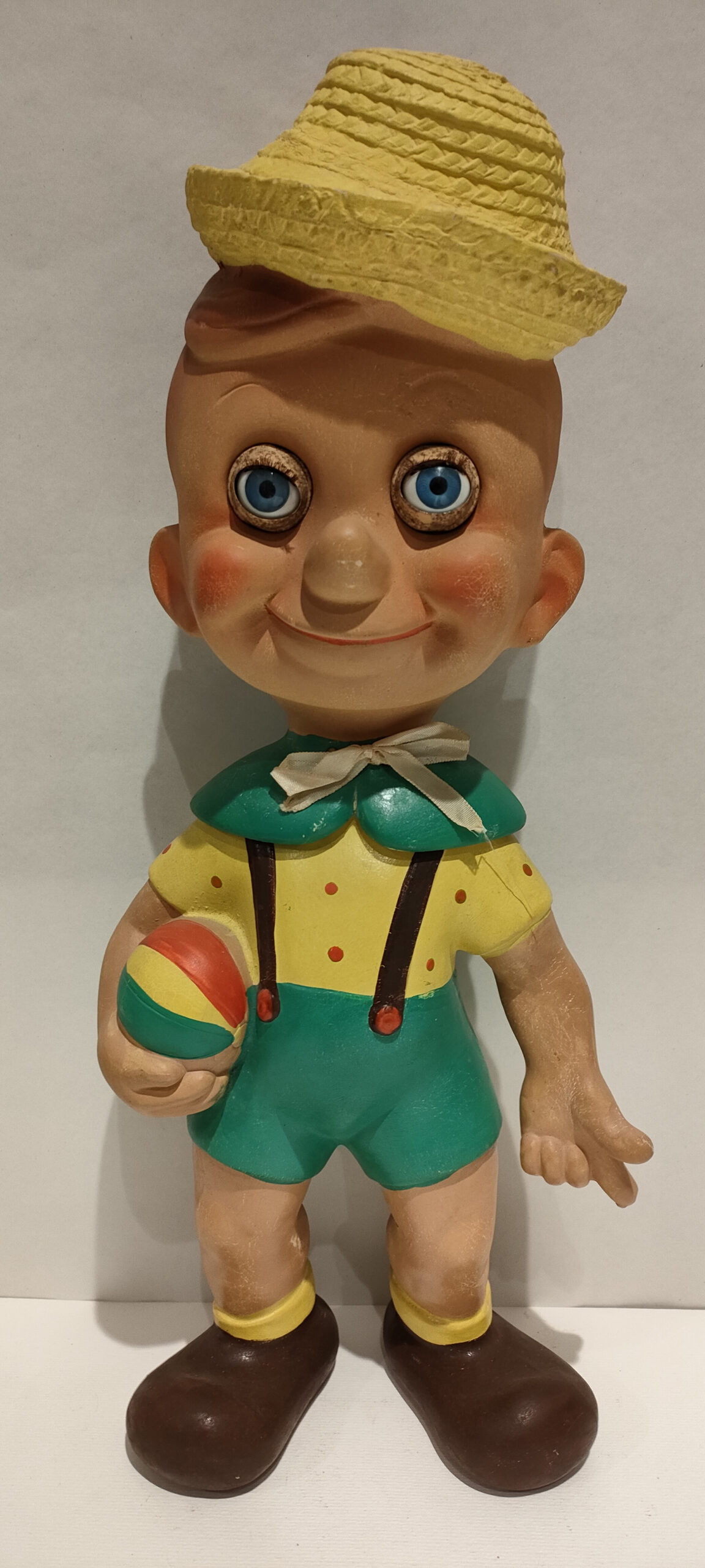 Pinocchio Bambino con Palla  Occhi Amovibili – Canova
