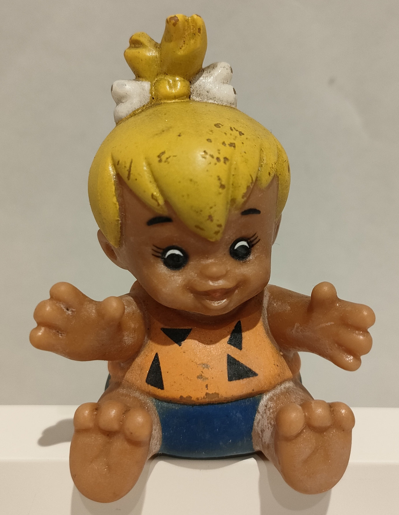 Ciottolina Seduta – Maglia Arancione – The Flinston – Hanna & Barbera
