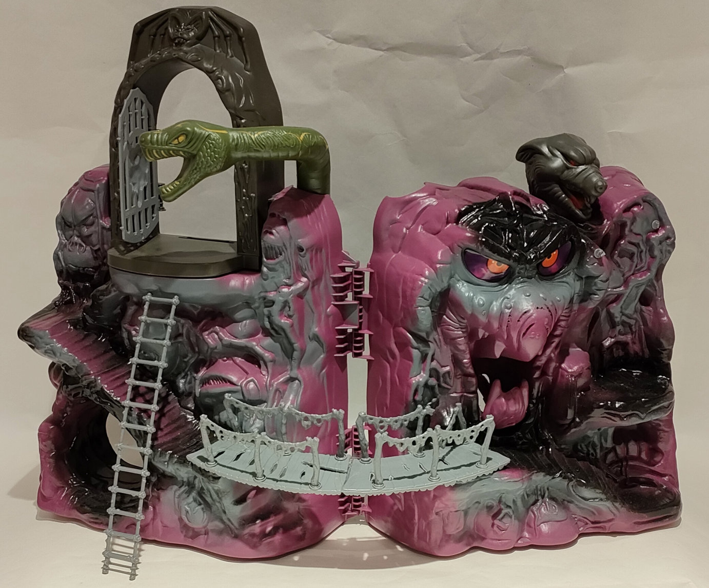 Playset Viola con Serpenti e Ponte – Masters Of the Universe (2 Foto)