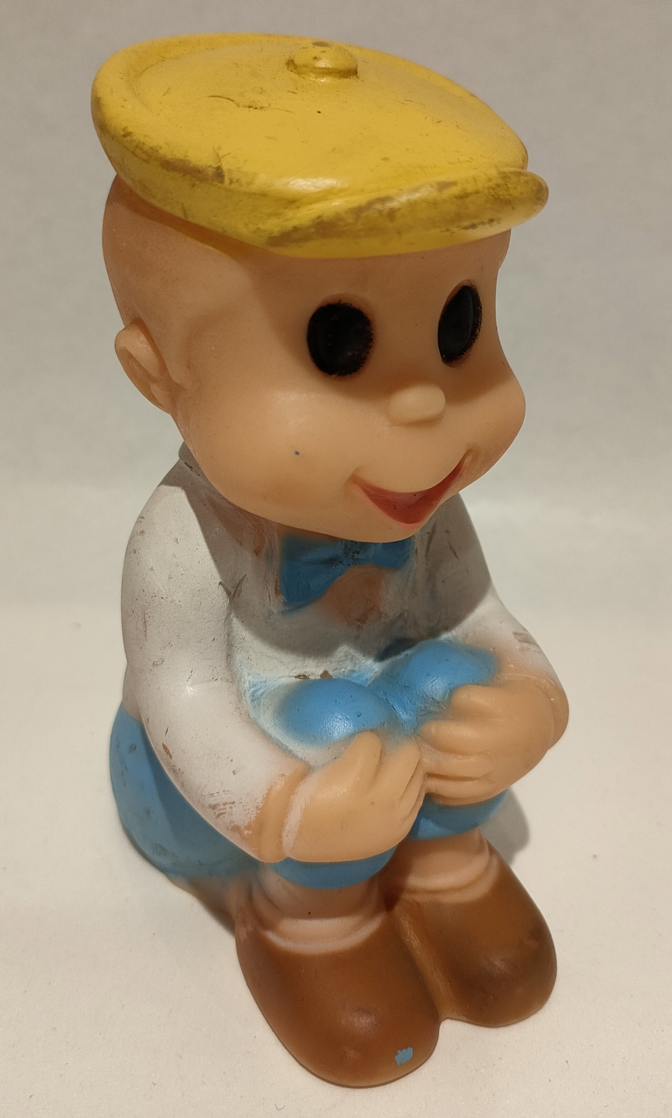 Bambino Seduto con Braccia su Ginocchia – La Piccola Lulù