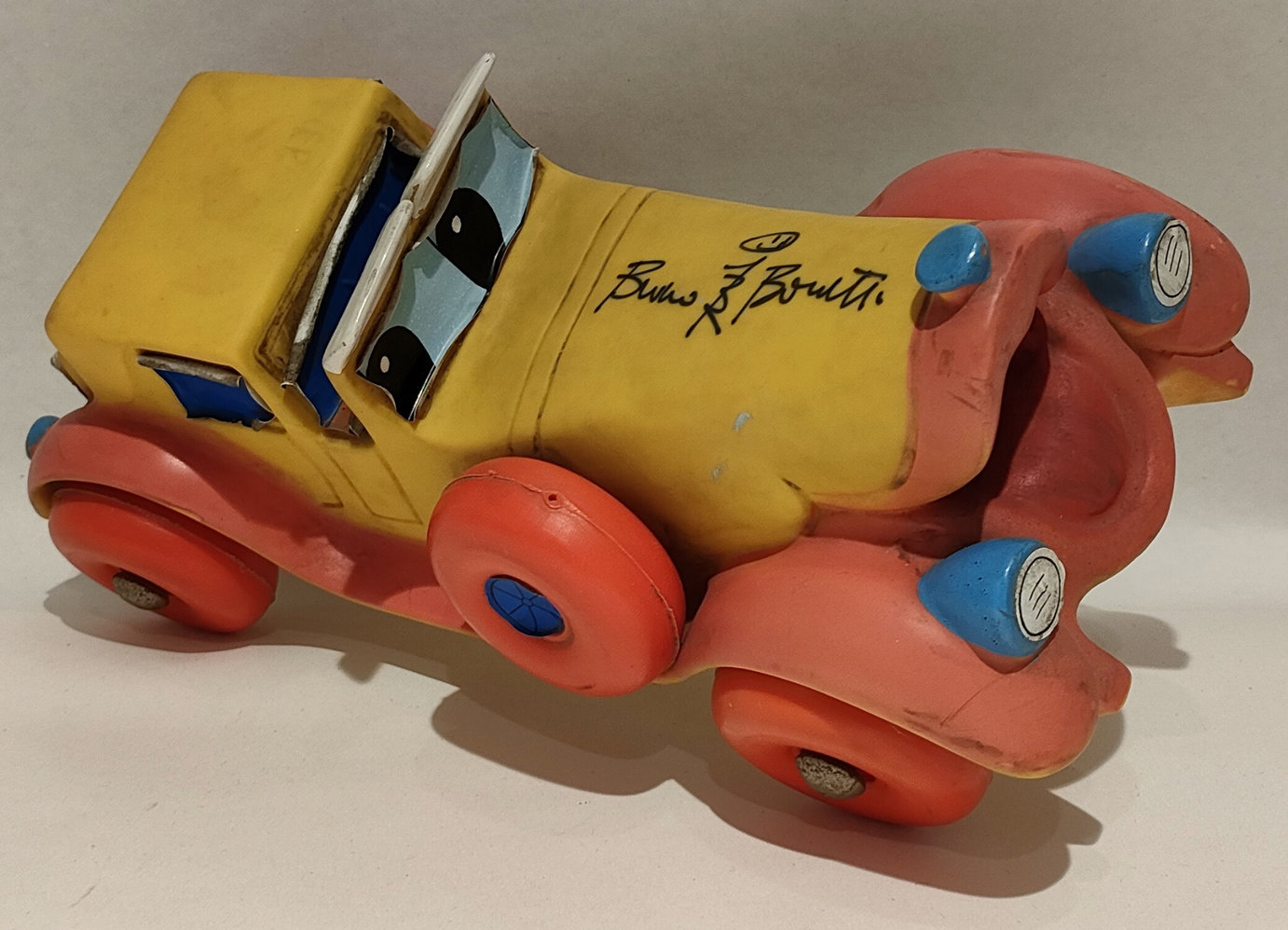 Auto Isotta – Parafango Rosso – Autografo Bruno Bozzetto – Studio Bozzetto