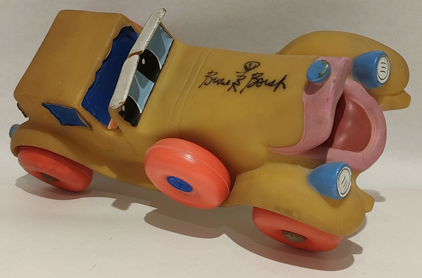 Auto Isotta – Parafango Giallo – Autografo Bruno Bozzetto – Studio Bozzetto