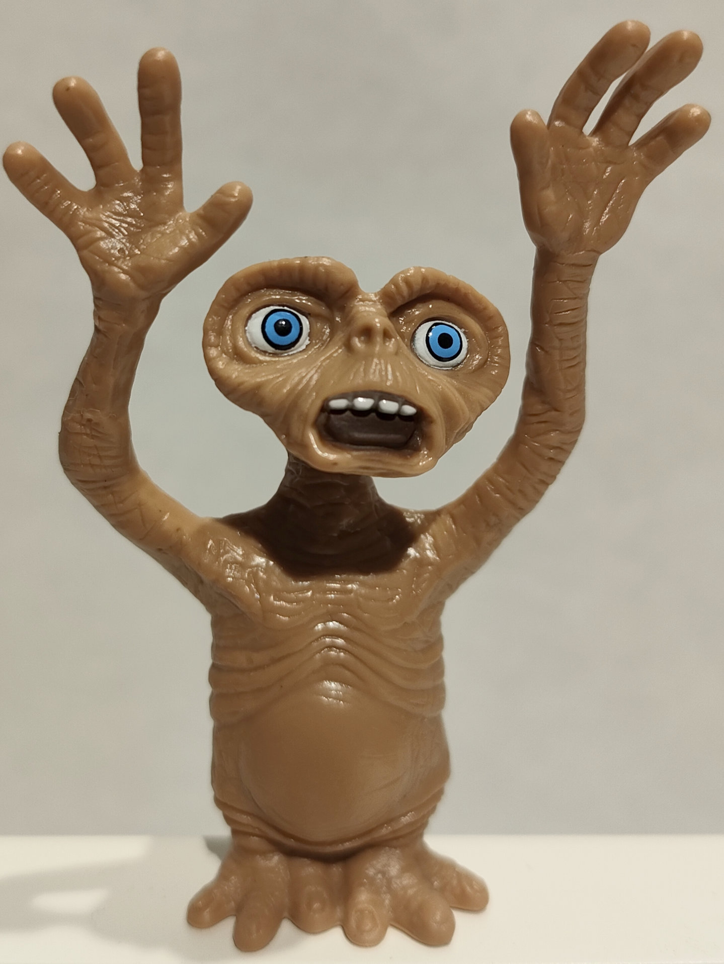 E.T. con Braccia in Alto – Bully