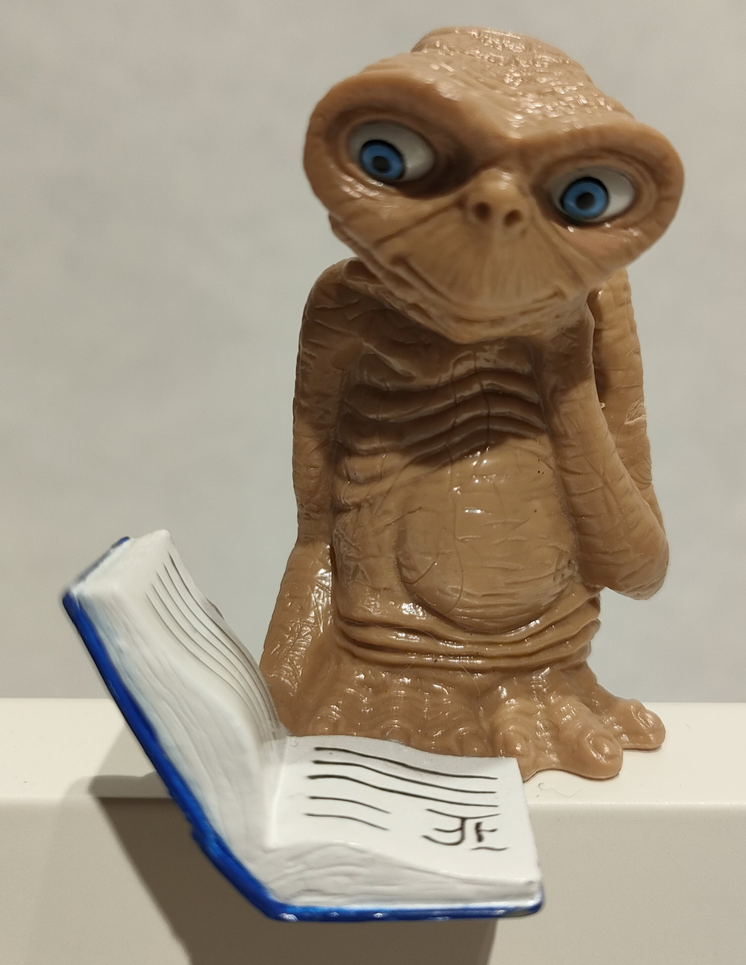 E.T. con Libro – Bully
