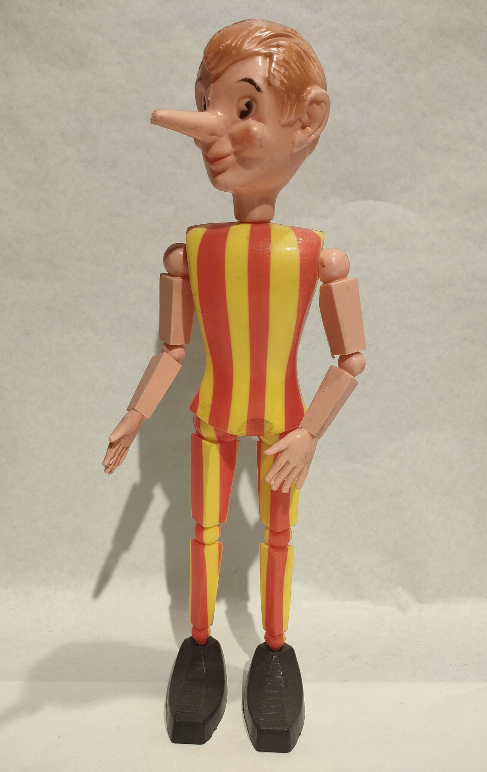 Pinocchio Vestito a Righe Gialle e Rosse – Plastica Moplas