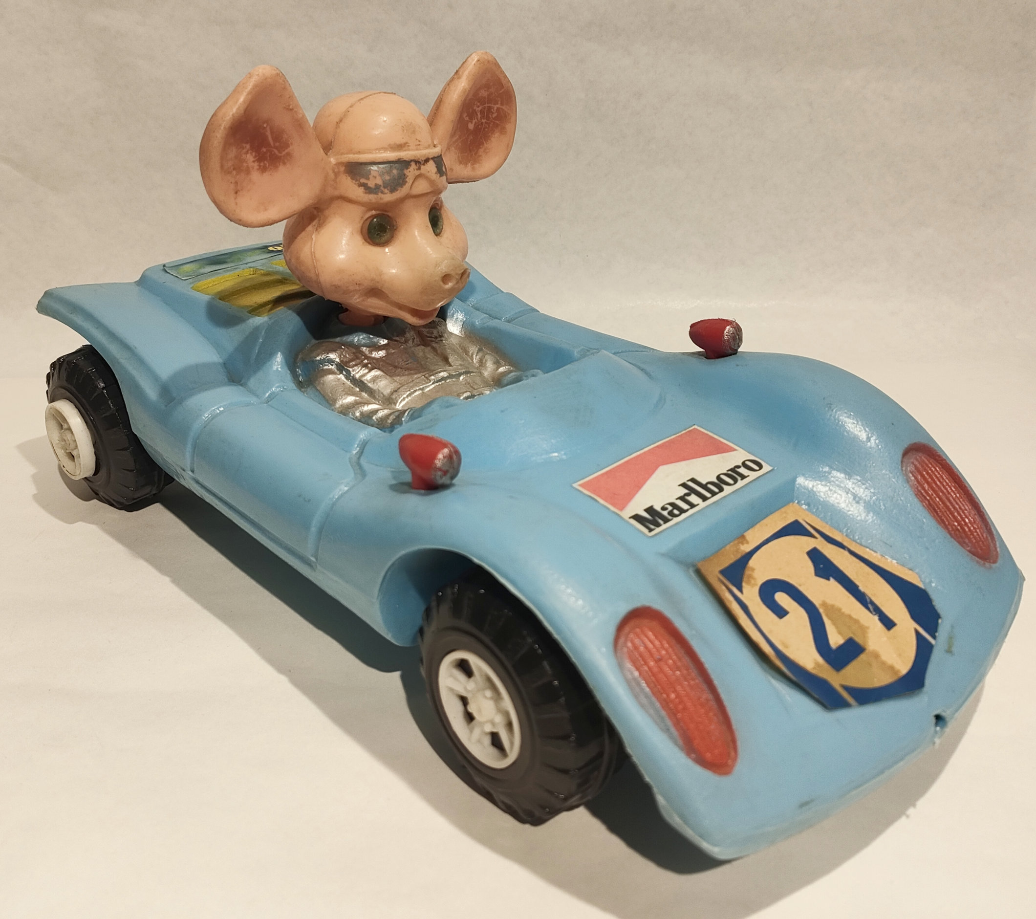 Topo GIgio con Auto da Corsa Azzurra