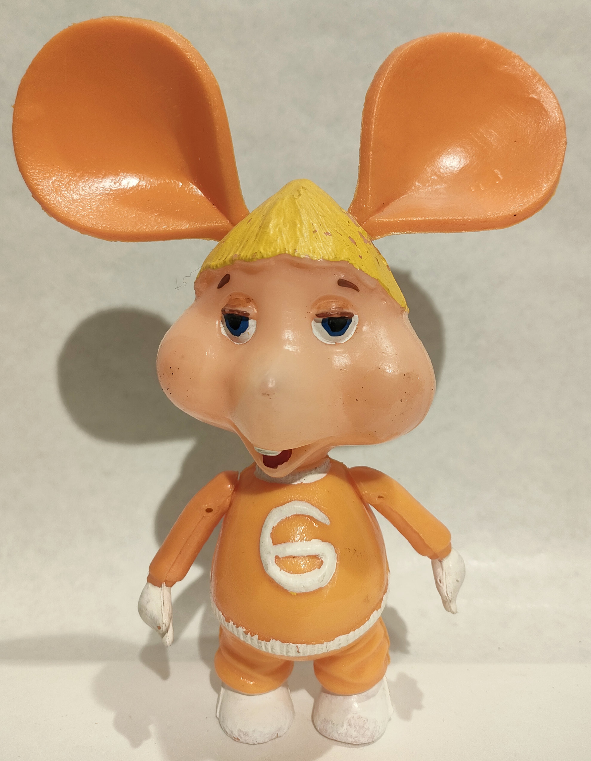 Topo Gigio – Orecchie e Maglia Arancione con Scritta G – Braccia Movibili – Plastica Moplas