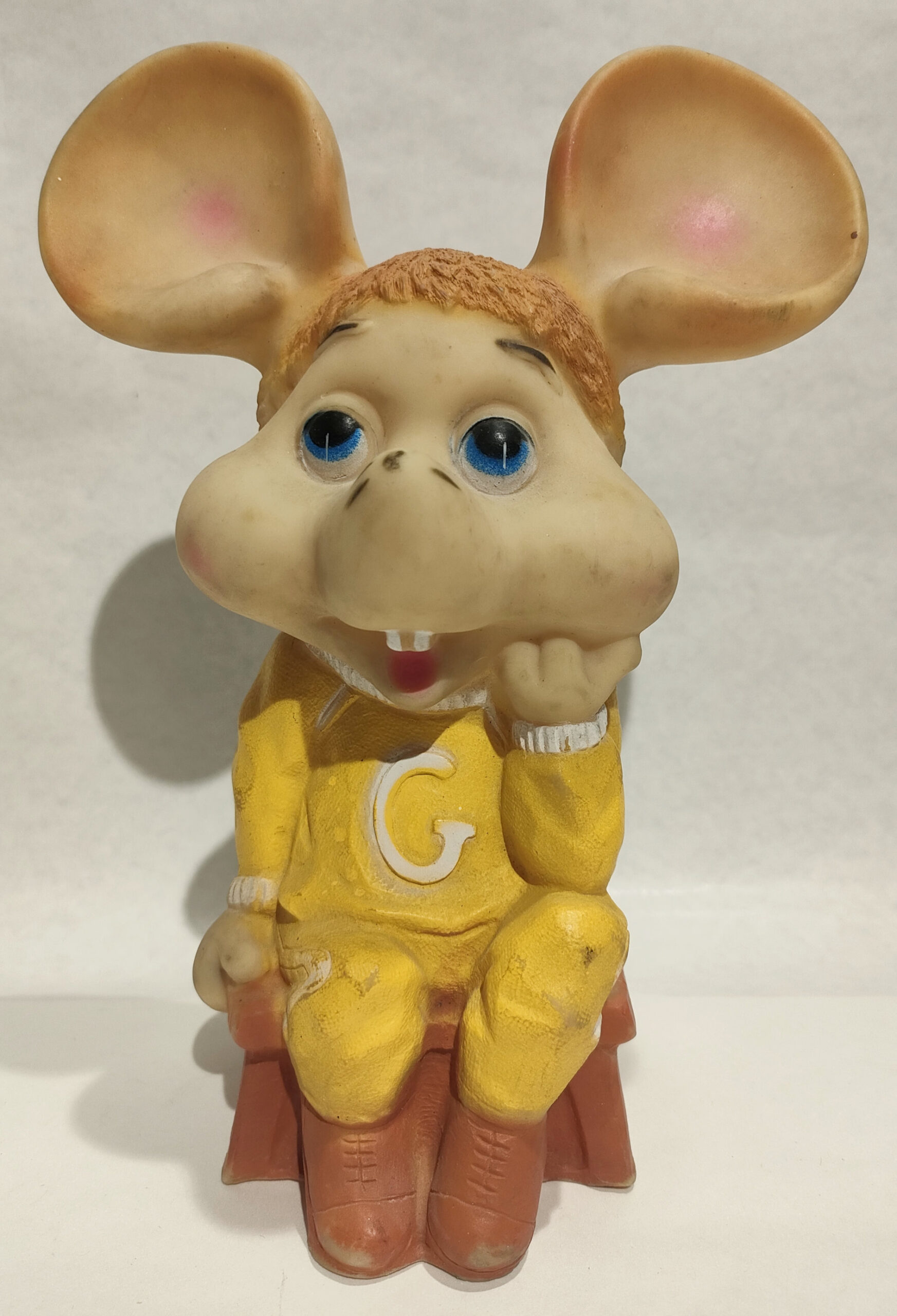 Topo GIgio – Con Tuta Gialla Seduto su Sgabello – Marcato Maria Perego