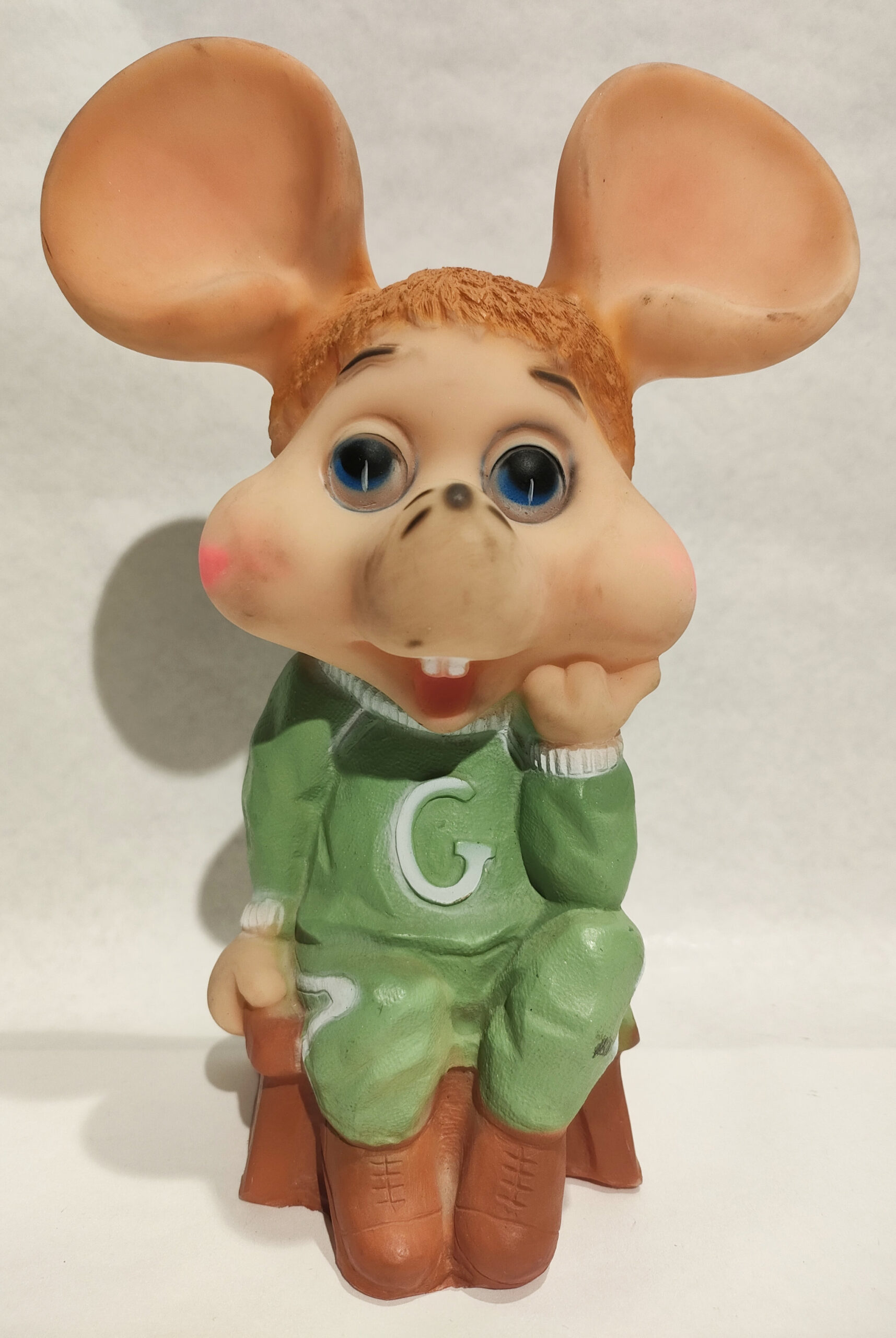 Topo GIgio – Con Tuta Verde Seduto su Sgabello – Marcato Maria Perego