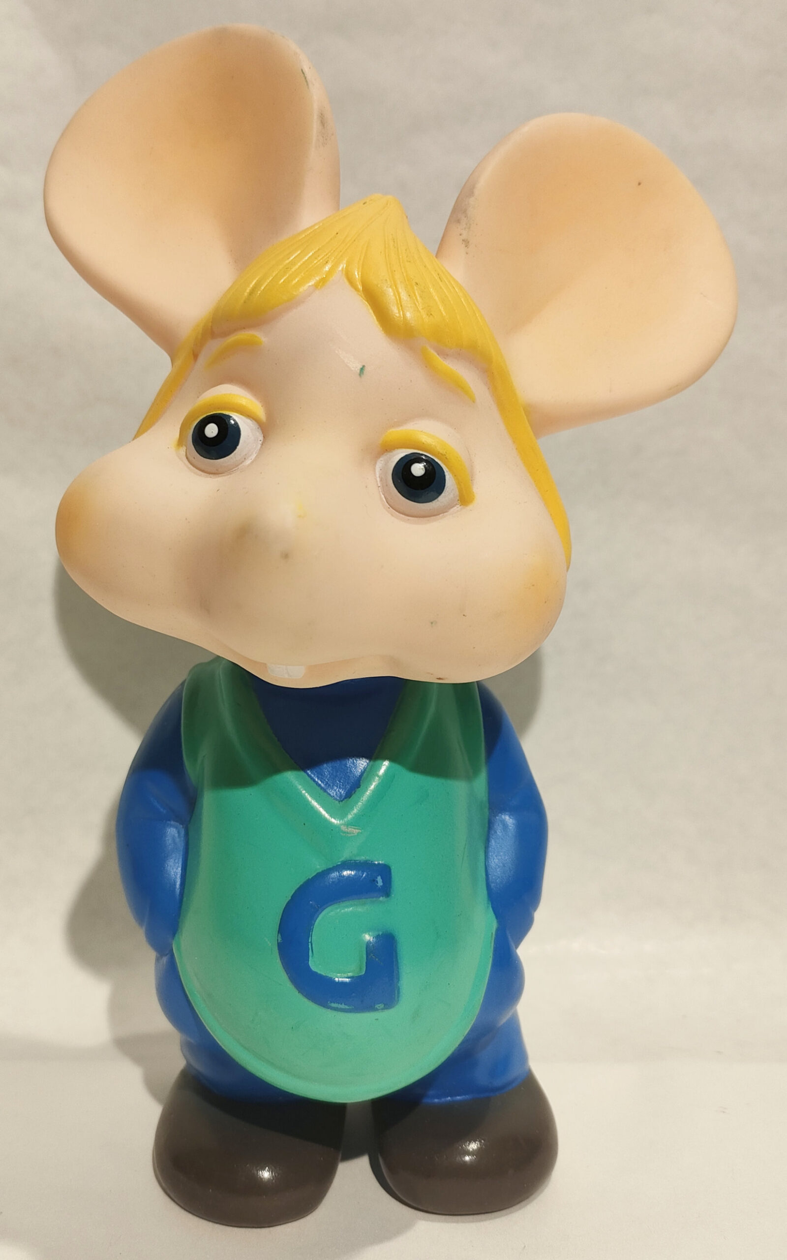 Topo GIgio – Vestito Azzurro – Canotta Verde con Scritta G – Marcato Maria Perego