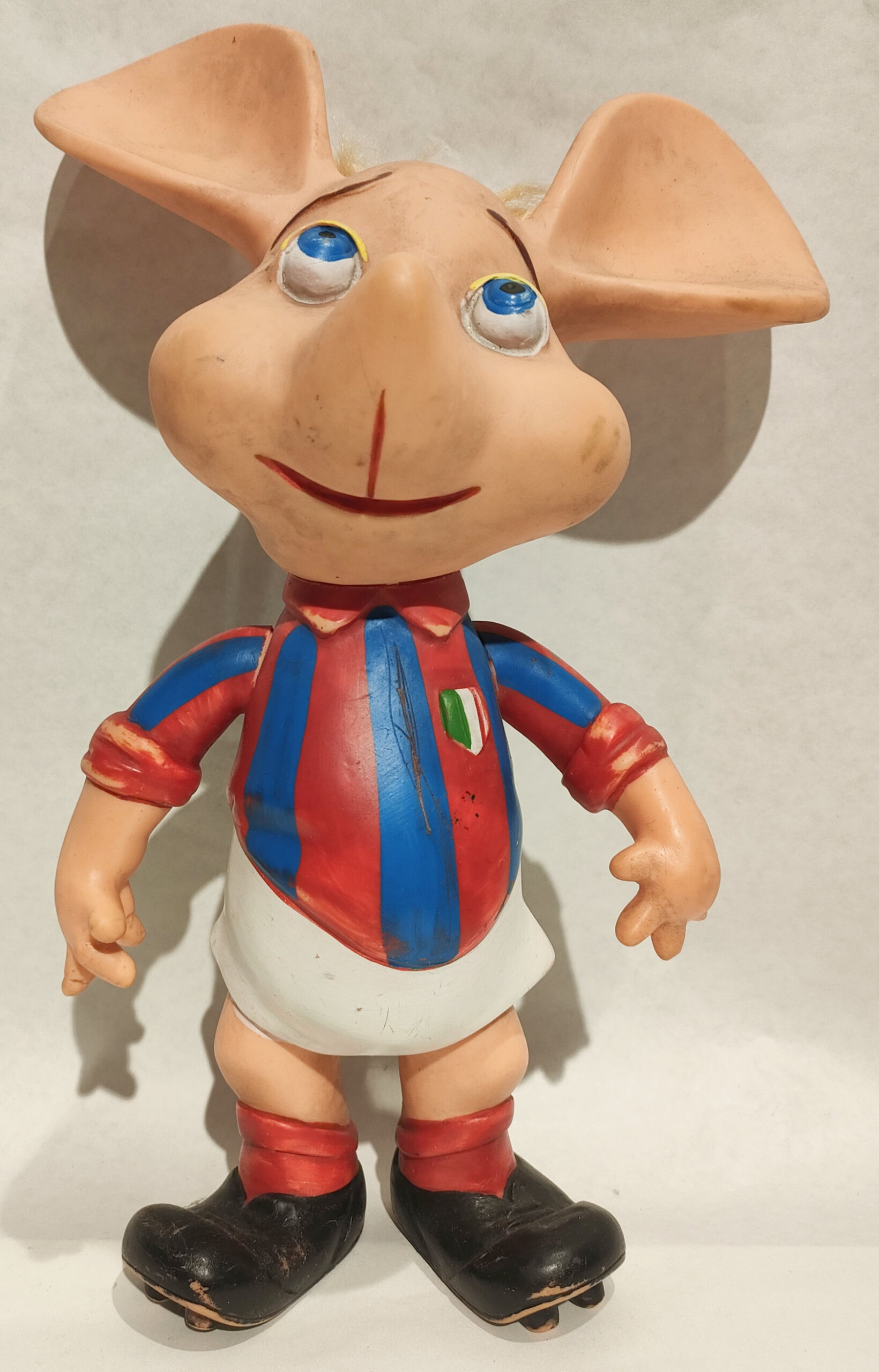 Topo Gigio – Maglia Bianca – Salopette Grigia con Scritta TG – Autografato da Maria Perego