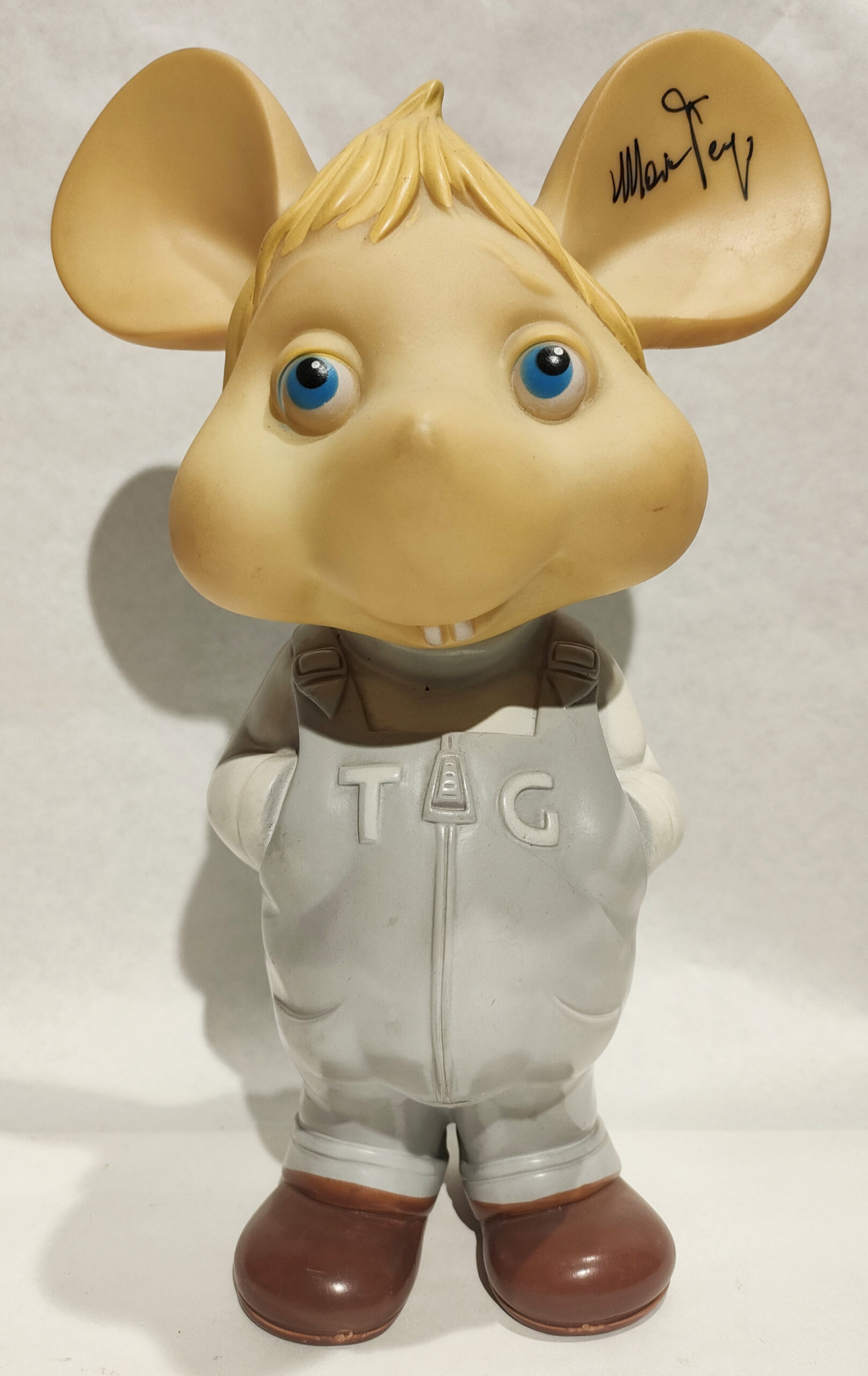 Topo Gigio Calciatore – Maglia Bianca con Scritta Topo Gigio – Pantaloncini Rossi – Firmato Maria Perego