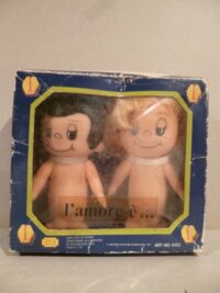 L’AMORE E’ (LOVE IS) NEW GIOCO UNITED FEAT. SYND.  – 1979  – IN BOX –  10CM