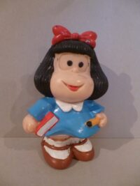 MAFALDA CON LIBRO M.IN PORTUGAL  – 15CM