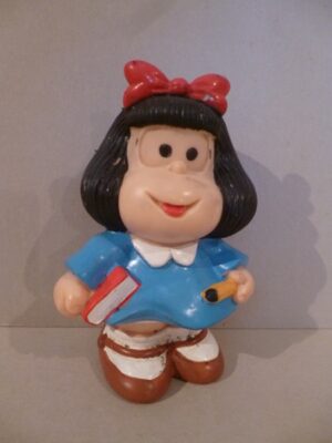 MAFALDA CON LIBRO M.IN PORTUGAL  - 15CM