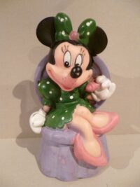 MINNIE SEDUTA SU POLTRONA – 18CM