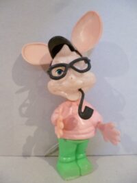 TOPO GIGIO CON PIPA (PLASTICA SOFFIATA)  – 19CM