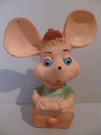 TOPO GIGIO SEDUTO SU GIOSTRA  – 14CM
